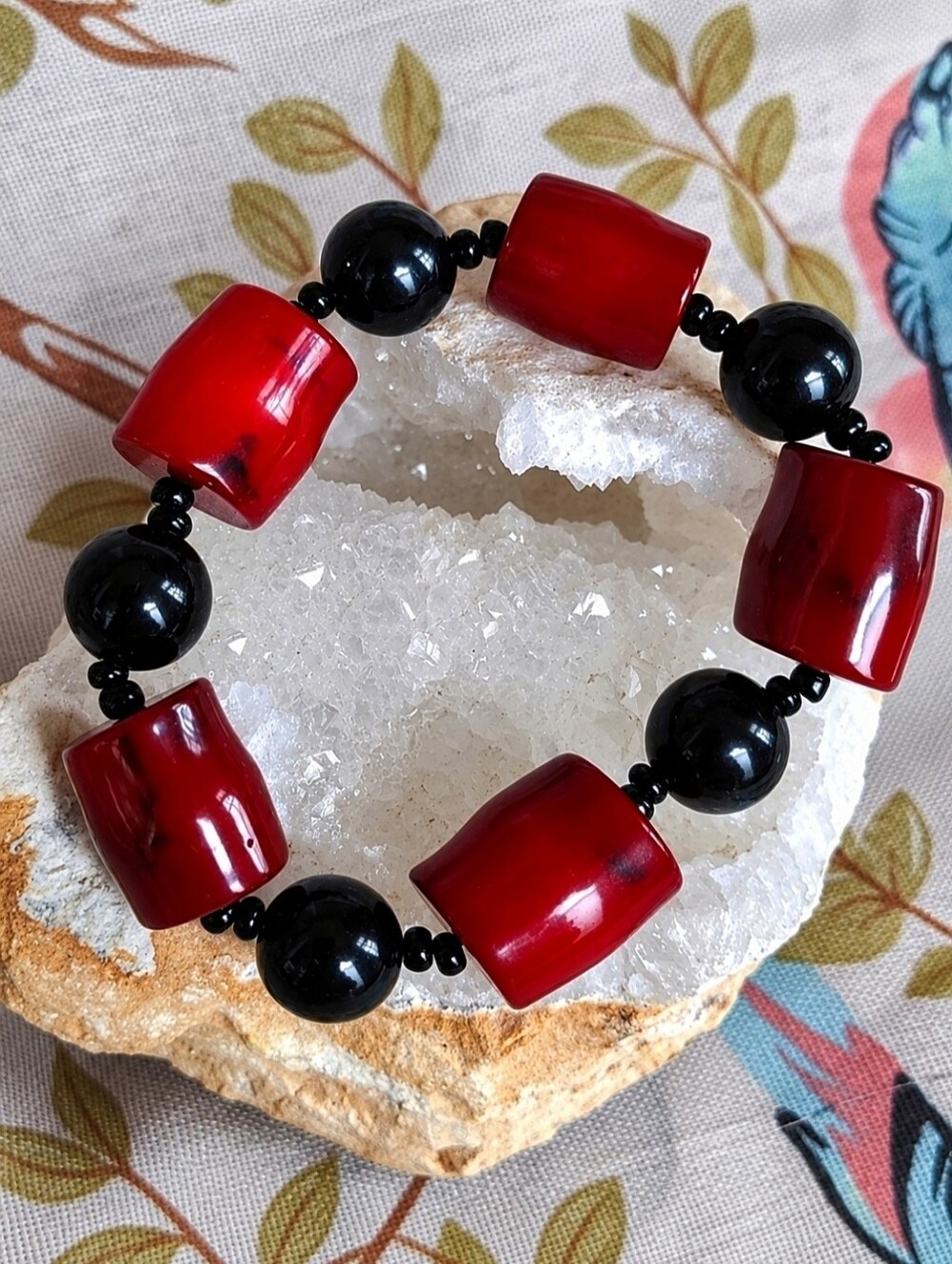 Lucite Stretch Vintage Red Barrel Round Black Seed Beads Bracelet Handmade EUC